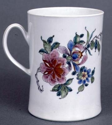 Boccale cilindrico di Worcester decorato con un ramo di prunus stilizzato in palette famille rose, c.1750-55 da English School